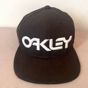 Oakley NewEra Mark II Embroidered Baseball Cap, flat brim in black, Gently used